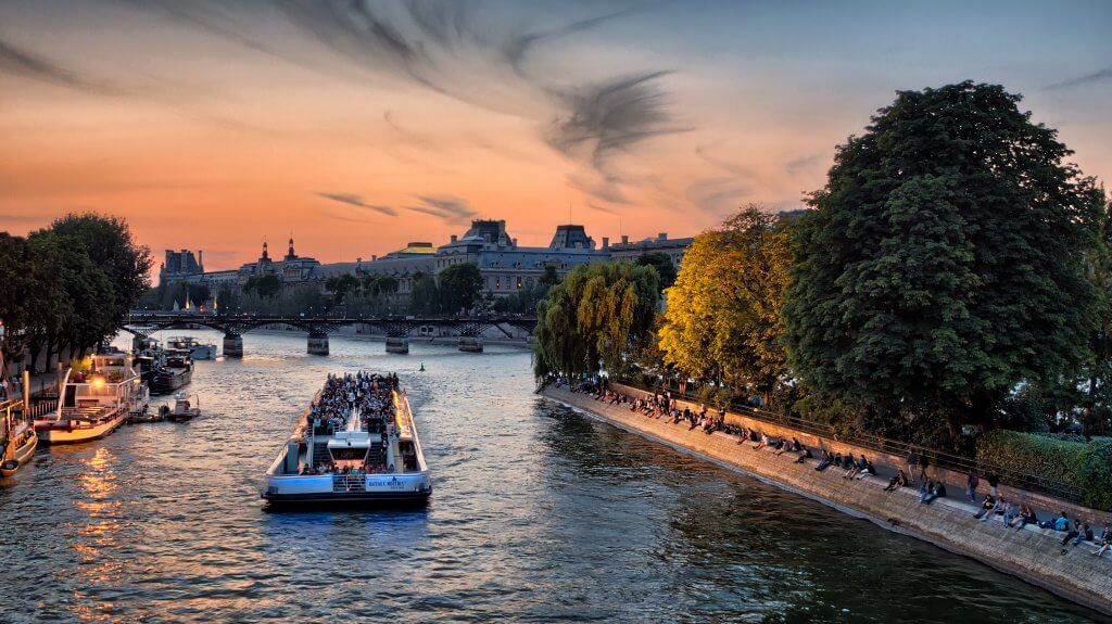 Riverboat cruise on the Seine River on a budget